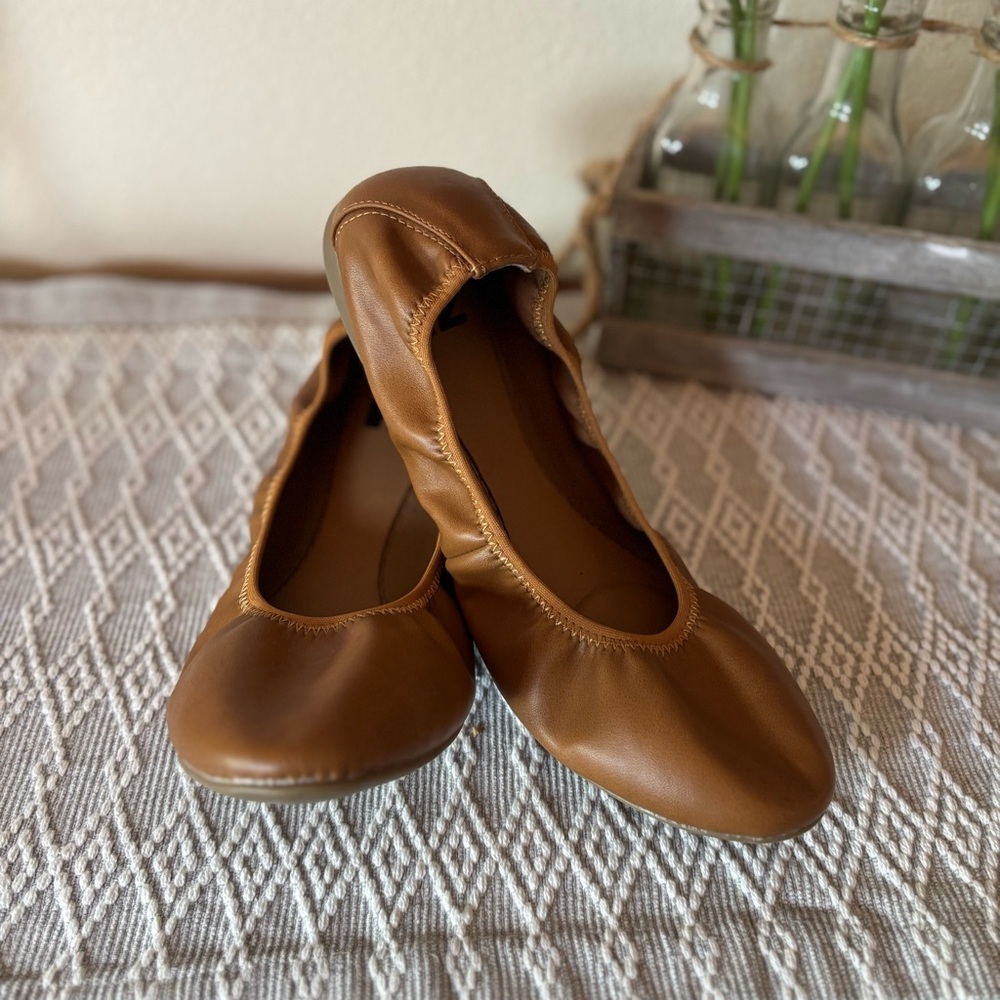 r2 Fairfax Size 9.5 Elastic Ballet Flat. Brown. Round toe.‎ Easy slip on.